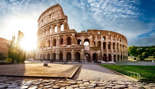 Vista panorâmica de Roma com suas icônicas construções históricas e ruínas antigas.