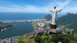 Panorama da Cidade Maravilhosa com Cristo Redentor ao fundo, representando as melhores épocas para visitar o Rio de Janeiro.