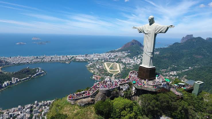 Panorama da Cidade Maravilhosa com Cristo Redentor ao fundo, representando as melhores épocas para visitar o Rio de Janeiro.